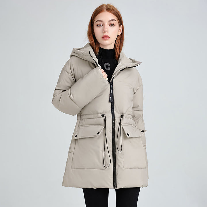 Damen mittellanger Thermoparka mit taillierendem Tunnelzug, ergonomischer Kapuze und großen Klapppattentaschen – Avérine