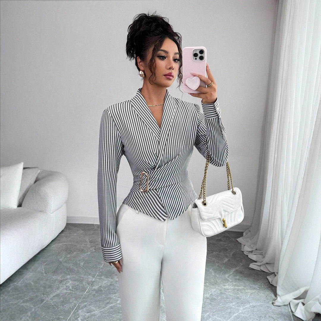 Damen nan taillierte Wickelbluse mit Reverskragen und dekorativer Metallschließe Echo Archiv