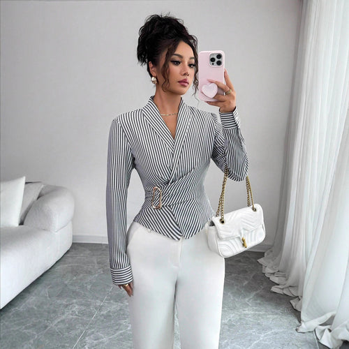 Damen nan taillierte Wickelbluse mit Reverskragen und dekorativer Metallschließe Echo Archiv