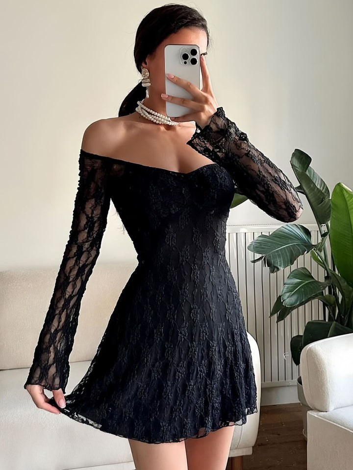 Damen Spitzenkleid mit langen Ärmeln und transparentem Detail Echo Archiv