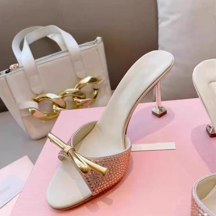 Damen Elegante High-Heel Mules mit funkelndem Kristallbesatz und goldener Zierschleife Echo Archiv