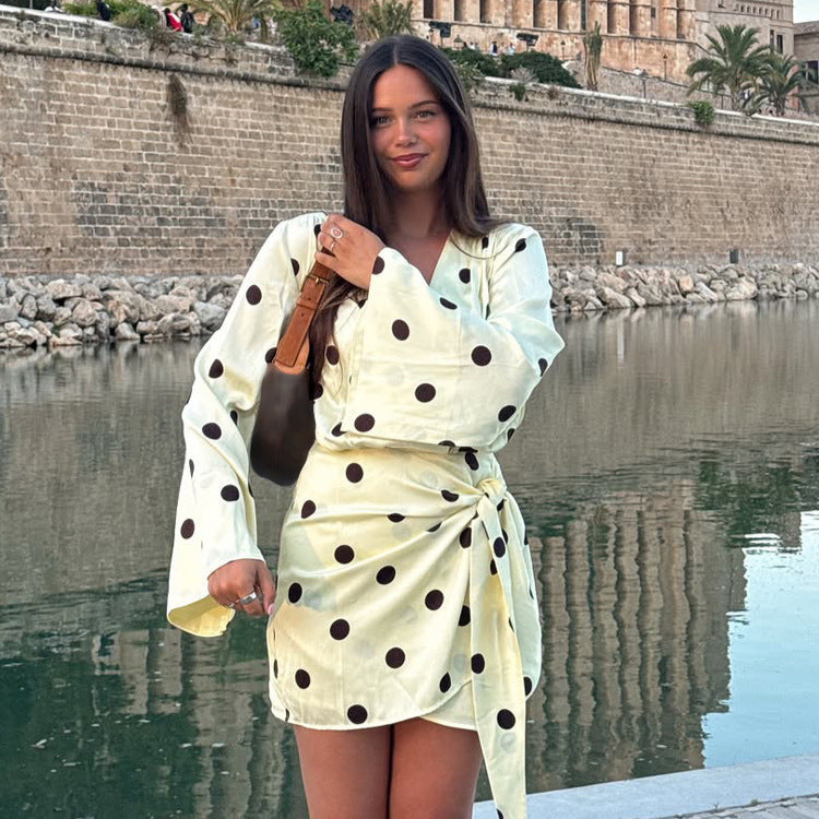 Damen Wickel-Minikleid mit V-Ausschnitt, Glockenärmeln und Polka-Dot-Print Echoarchiv