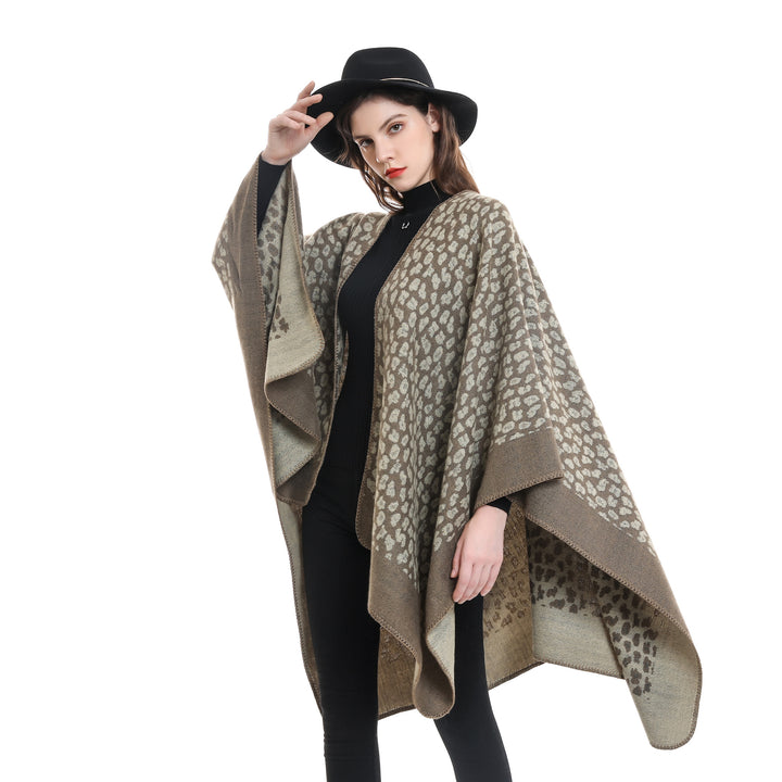 Damen Wollmix-Ruana mit tonigem Leopardenjacquard und kastigem Kimono-Fall – Montévia