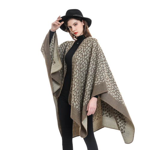 Damen Wollmix-Ruana mit tonigem Leopardenjacquard und kastigem Kimono-Fall – Montévia
