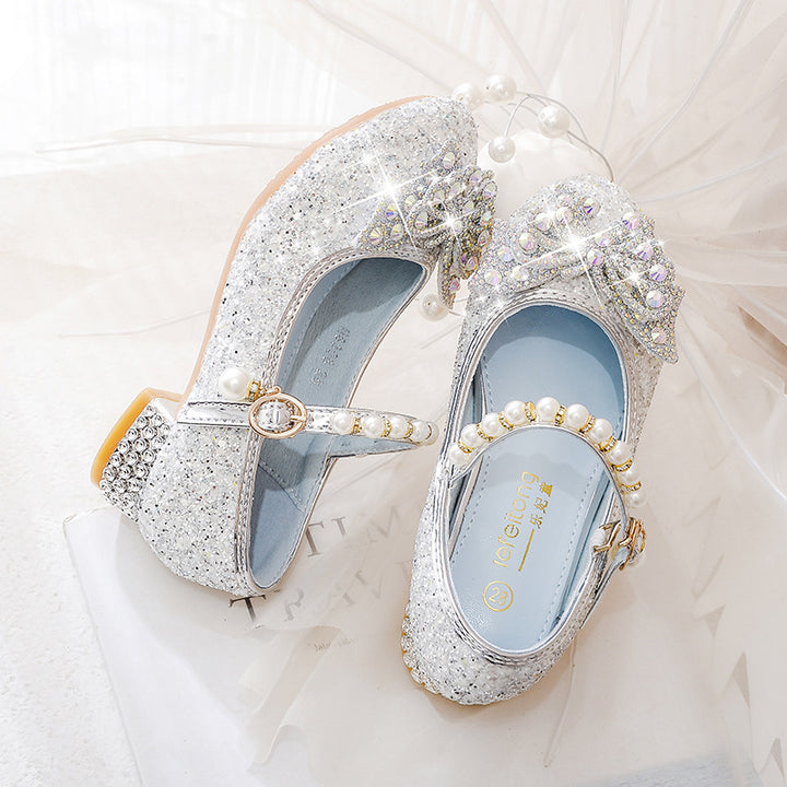 Mädchen Glitzernde Ballerinas mit dekorativen Strass- und Perlenschleifen Echo Archiv
