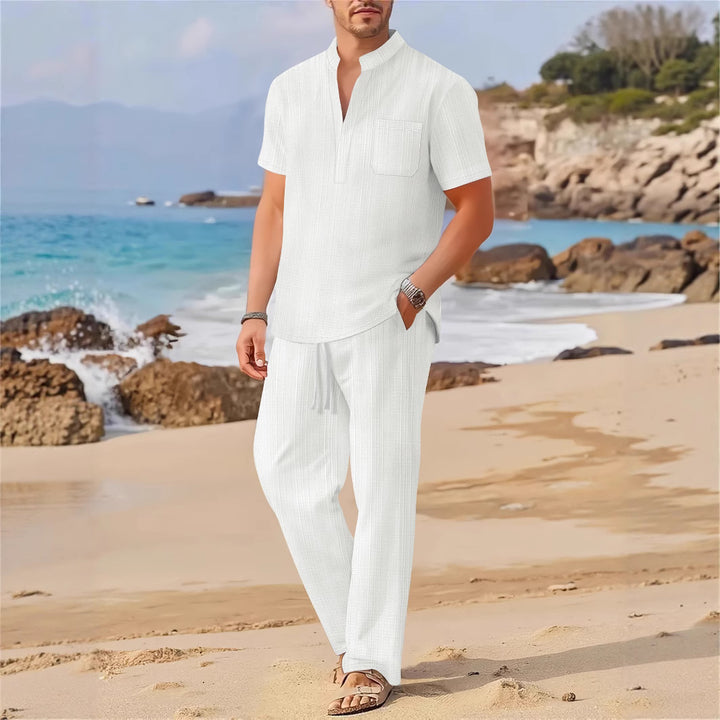 Herren lässiges Freizeit-Outfit mit kurzem Hemd und bequemer Hose Echoarchiv