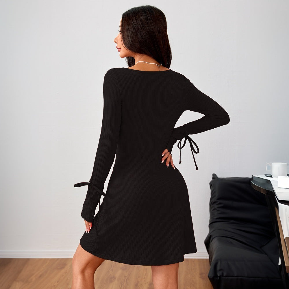 Damen geripptes Langarm-Minikleid mit Cut-Out, taillierter Silhouette, Bindärmeln und Seitenschlitz – Élara