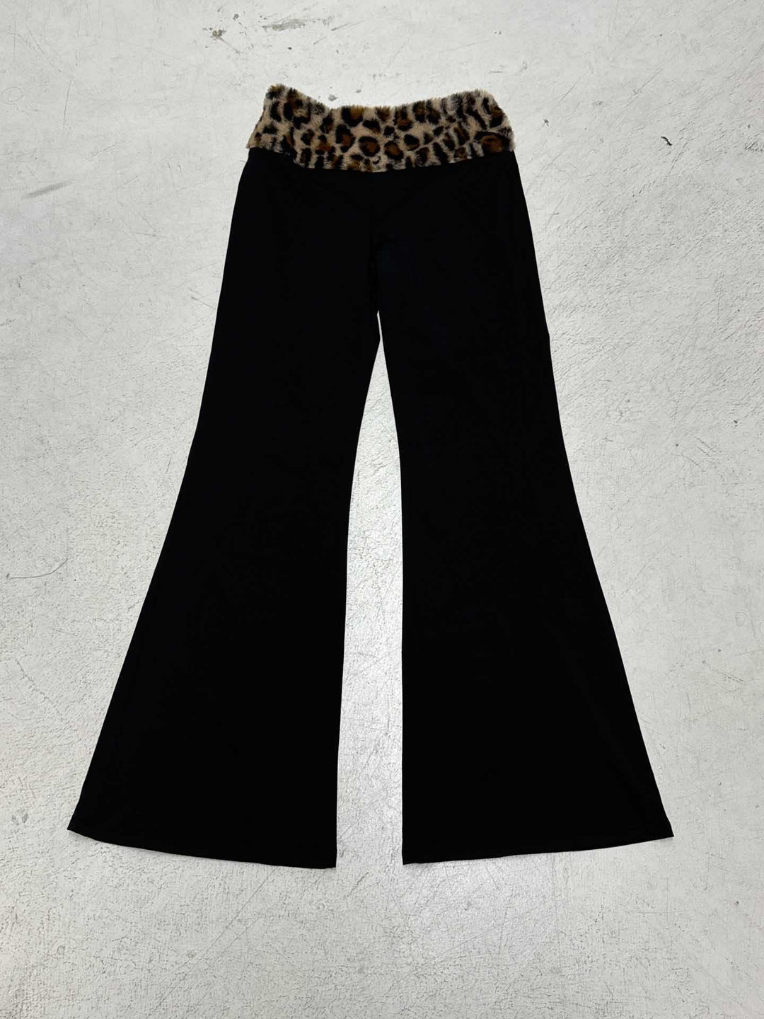 Damen nan schulterfreies Crop-Top mit kunstfellkragen und Manschetten im Leopardenmuster Echo Archiv