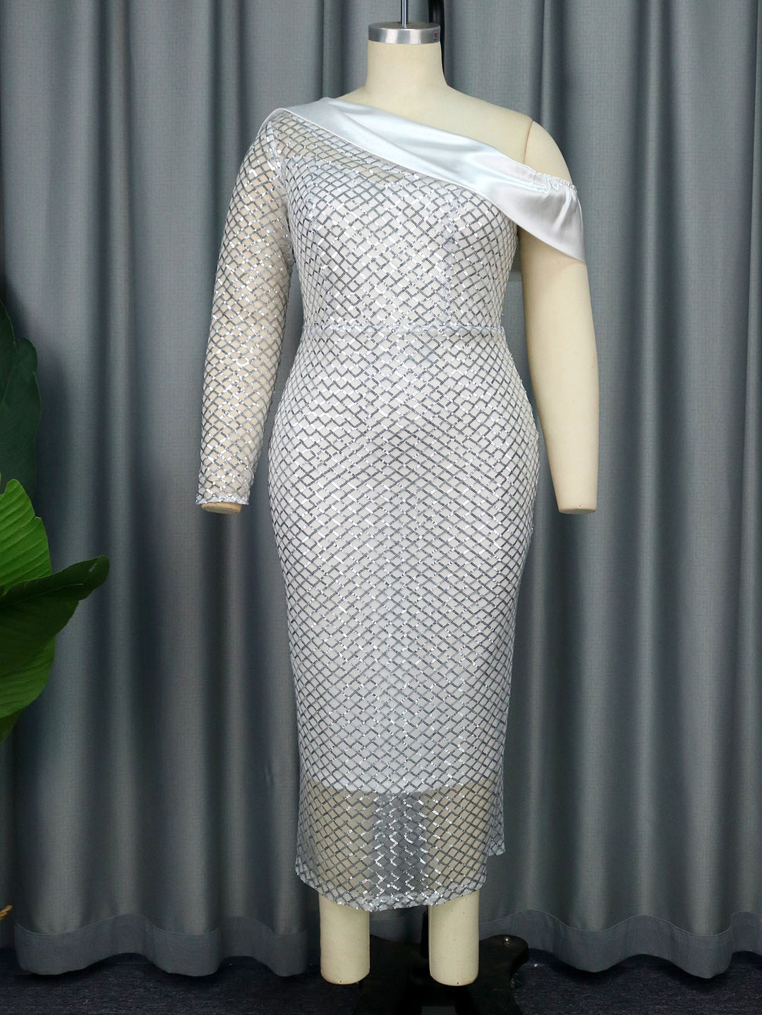 Damen Glamouröses Abendkleid mit asymmetrischem Ausschnitt Echo Archiv