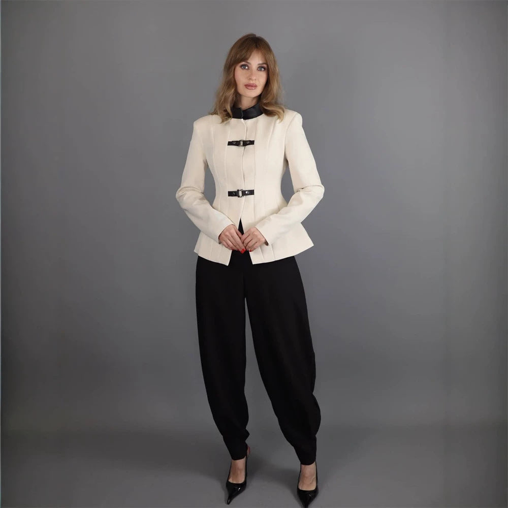 Damen Taillierter Blazer mit Stehkragen, Wiener Nähten und dekorativen Gurtverschlüssen Echoarchiv