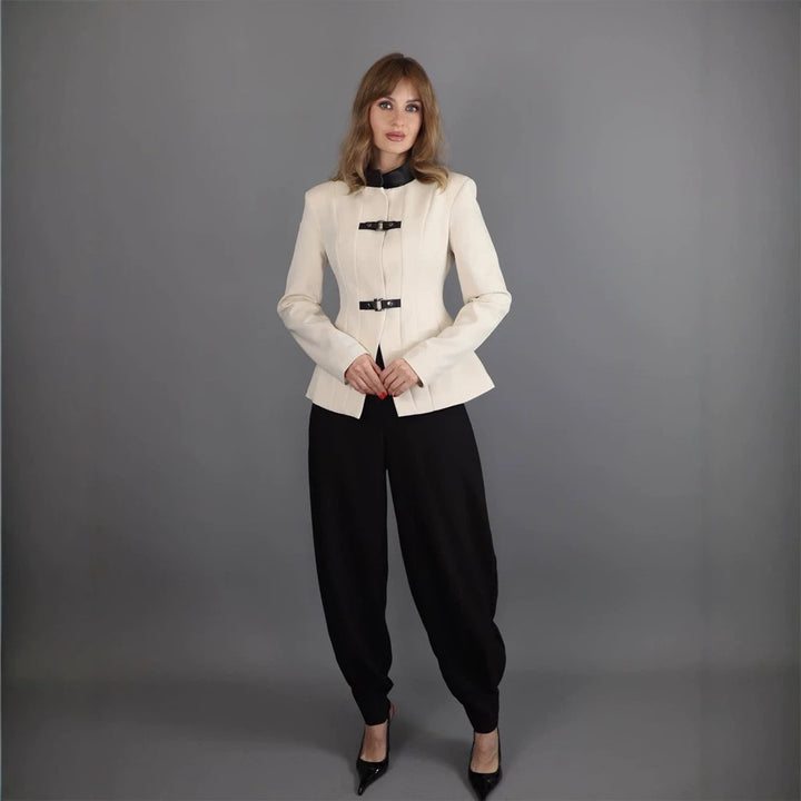 Damen Taillierter Blazer mit Stehkragen, Wiener Nähten und dekorativen Gurtverschlüssen Echoarchiv