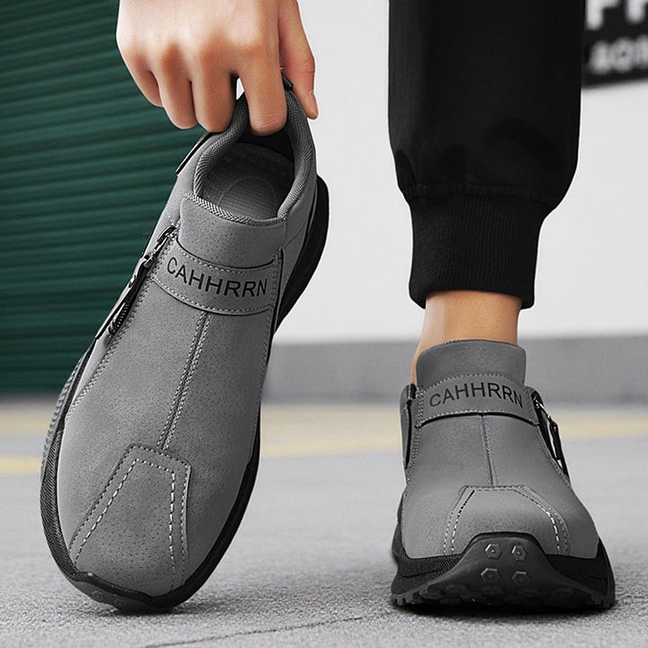 Herren robuste Outdoor-Sneaker mit seitlichem Reißverschluss, gepolstertem Knöchelkragen und griffiger Profilsohle – Norré