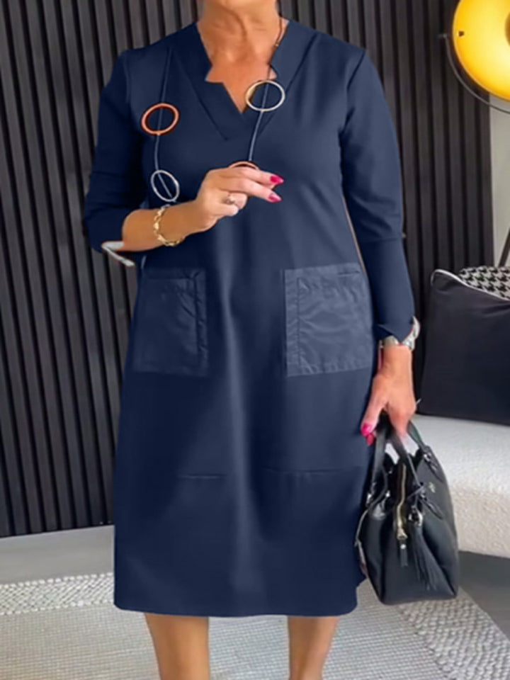 Damen nan knielanges, locker fallendes Kleid mit V-Ausschnitt Kontrasttaschen aus Satin und Dreiviertelärmeln Echo Archiv