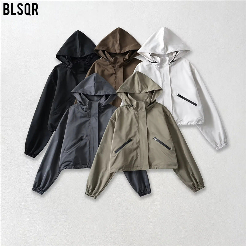 Damen Cropped Regenjacke mit Kapuze, wasserabweisender Tech‑Qualität und schrägen Reißverschlusstaschen Echo Archiv