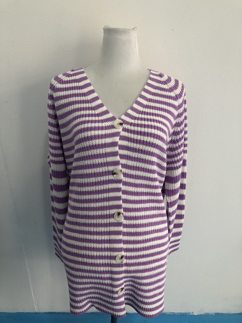 Damen gestreifte oversized Strickjacke mit V-Ausschnitt und Knopfleiste Echo Archiv