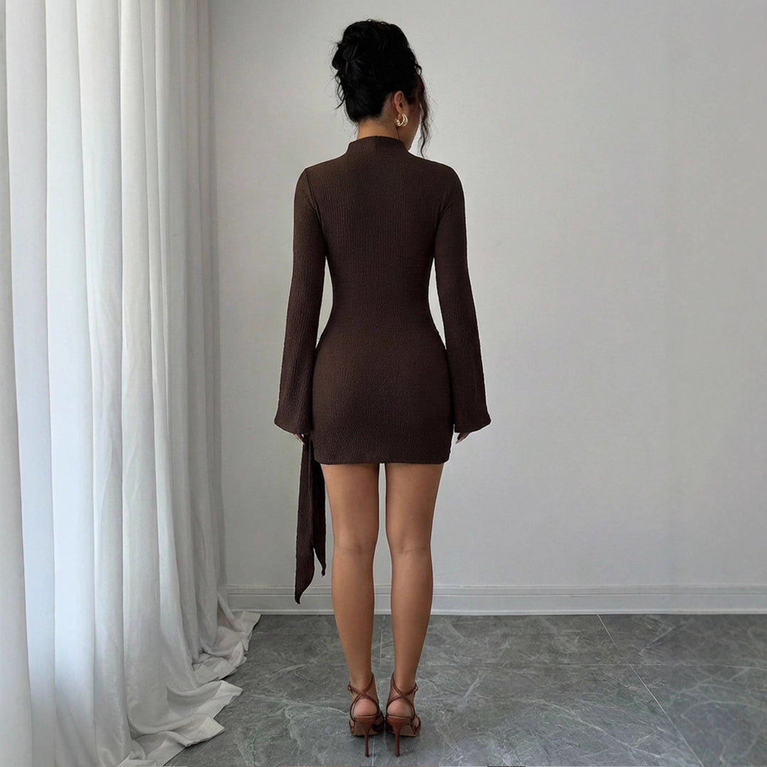 Damen nan figurbetontes Strick-Minikleid mit Stehkragen, Trompetenärmeln und seitlichem Drapé mit Zierring Echo Archiv