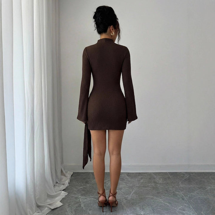 Damen nan figurbetontes Strick-Minikleid mit Stehkragen, Trompetenärmeln und seitlichem Drapé mit Zierring Echo Archiv