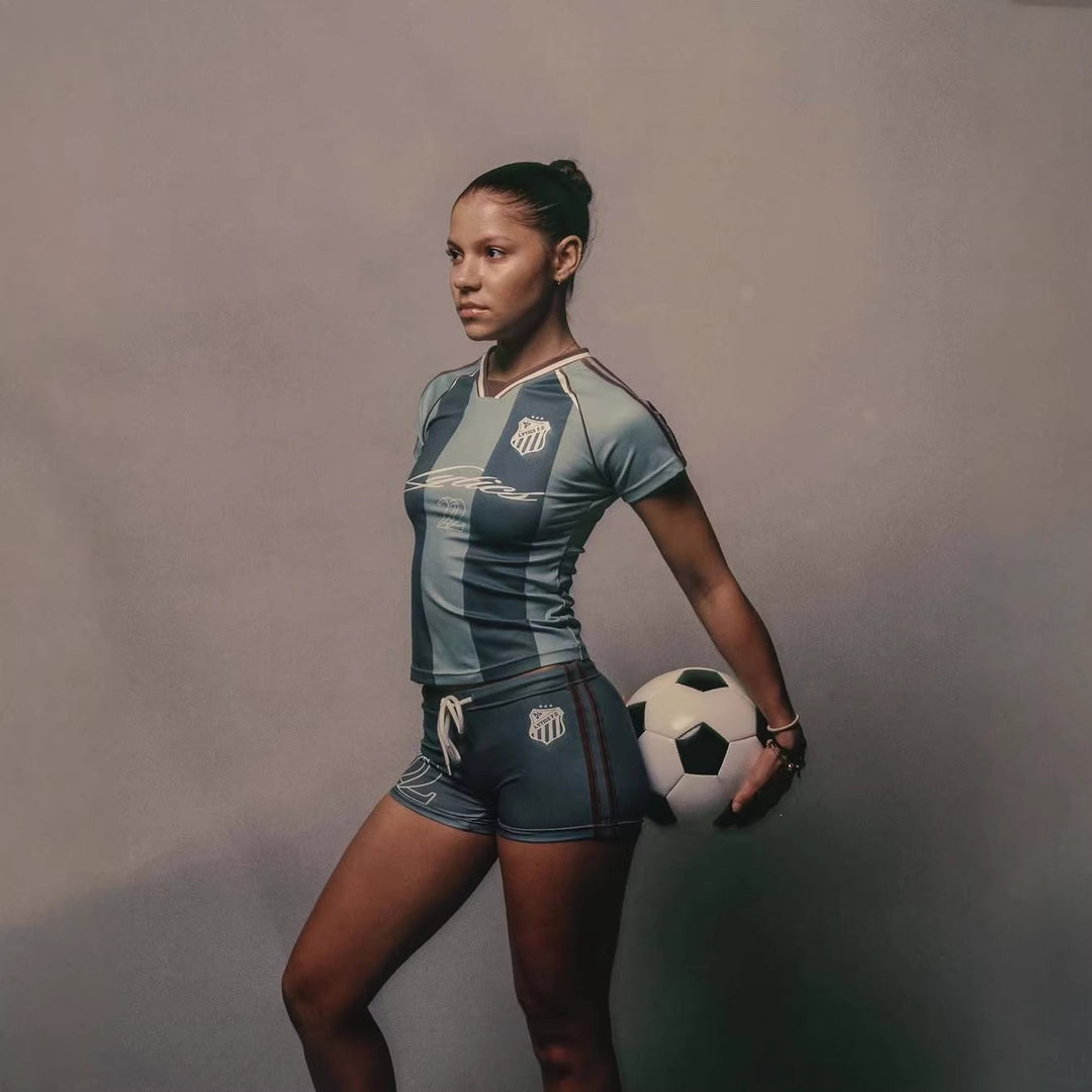 Damen Sport-Set mit figurbetonter Shorts und kurzärmeliger Oberteil Echo Archiv