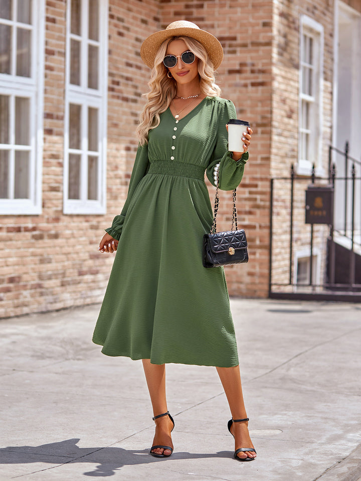 Damen Midikleid mit V-Ausschnitt, geraffter Smock-Taille und Knopfleiste – Élara