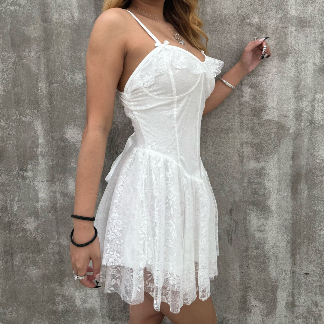 Damen Verspieltes Spitzenkleid mit Rüschendetails und figurbetonter Silhouette Echo Archiv
