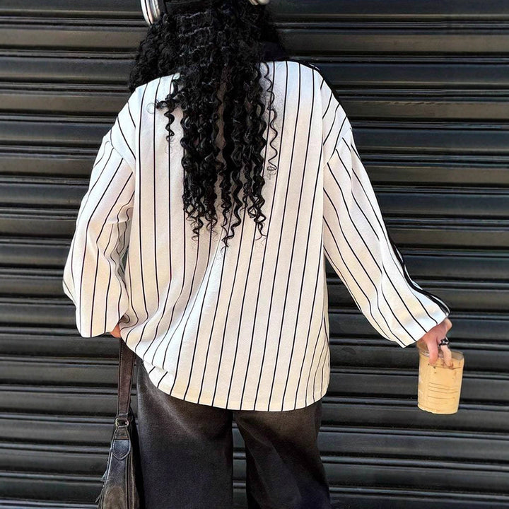 Damen Oversize Baseball-Polo-Shirt mit Nadelstreifen, V-Ausschnitt und Kordel – Avérine