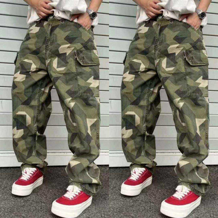 Herren Cargo-Hose mit modernem Camouflage-Design Echoarchiv