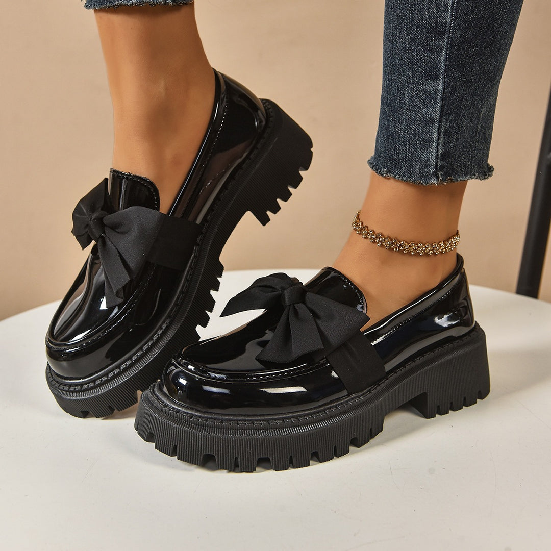 Damen Lack-Loafer mit markanter Profilsohle und Zierschleife Echoarchiv