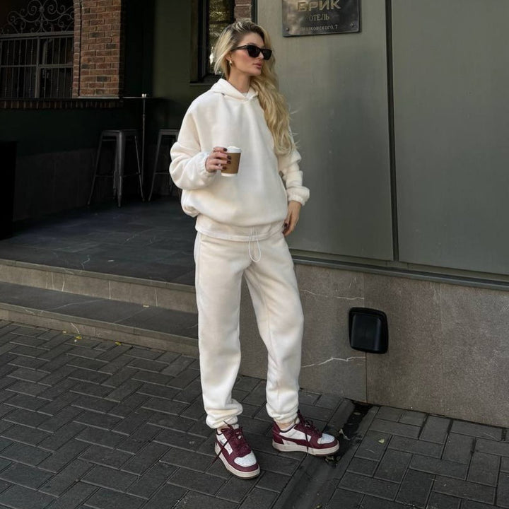 Damen kuscheliges Sweat-Set mit extralangem Kapuzenpullover, verdeckter Kängurutasche und schmal zulaufender Bündchenhose – Avérine