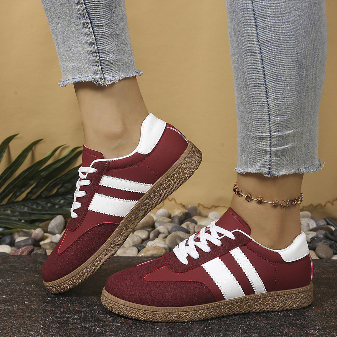 Damen Retro-Sneaker mit Wildleder-Optik, Gumsohle und kontrastierenden Streifen – Névara