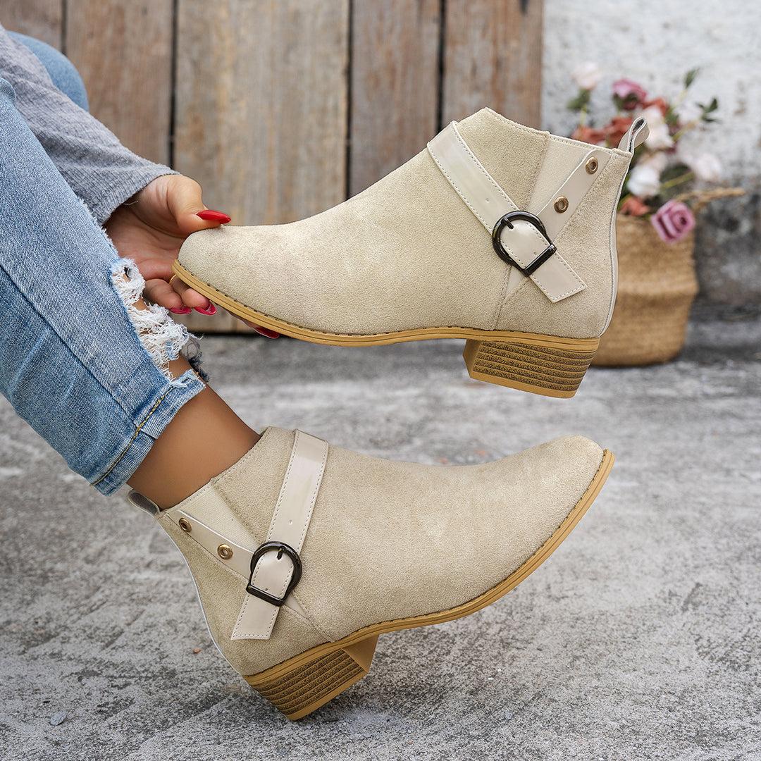 Damen Kurzschaft-Stiefelette aus Wildlederoptik mit seitlichem Reißverschluss und Ziergurt – Varelle