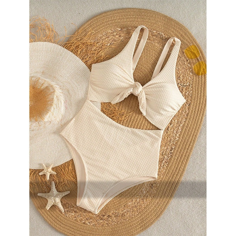 Damen Einteiliger Badeanzug mit modischem Cut-Out und Knoten-Detail Echo Archiv