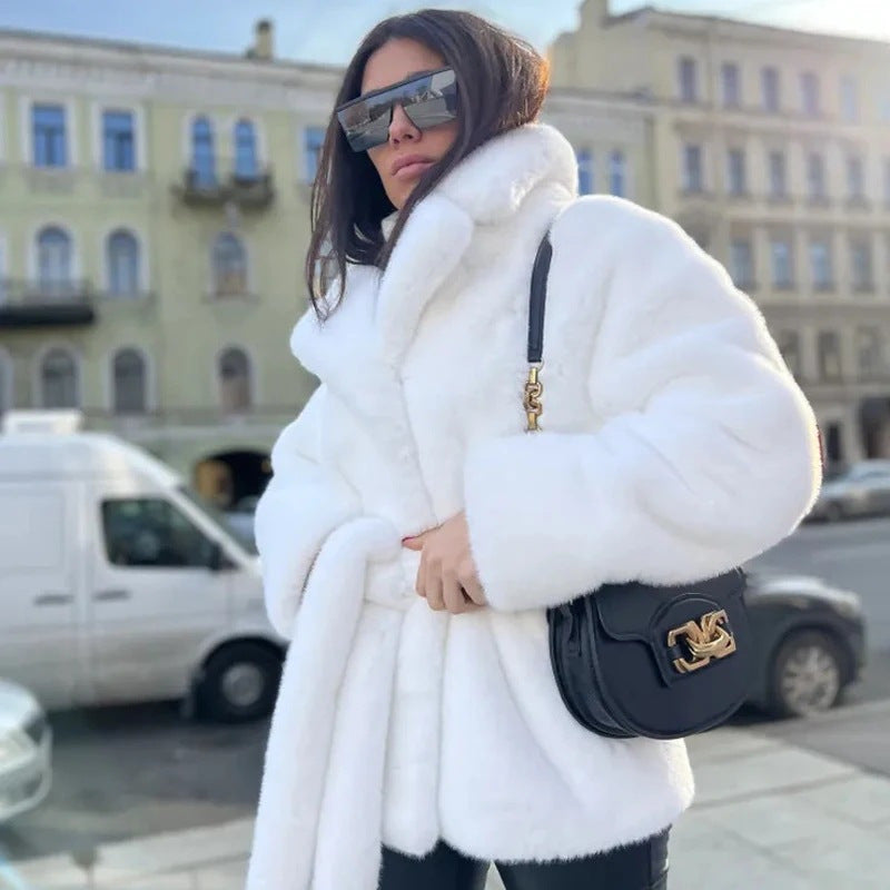 Damen Kurzmantel aus dichtem Faux‑Fur mit Bindegürtel und hohem Stehkragen Echo Archiv