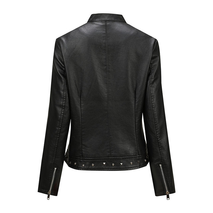 Damen Bikerjacke aus Lederimitat mit Nietenverzierung und tailliertem Schnitt Echoarchiv