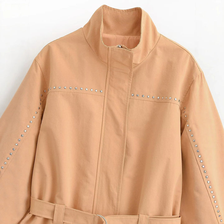 Damen Kurze taillierte Jacke mit Nietenbesatz und Bindegürtel Echoarchiv