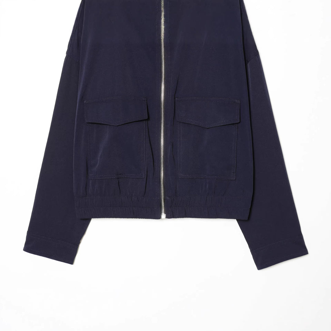 Damen kurze Utility-Blousonjacke mit Stehkragen, aufgesetzten Brustklappen, durchgehendem Reißverschluss und elastischem Saum – Célinea