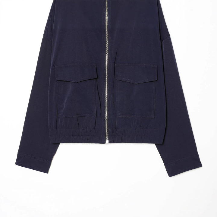 Damen kurze Utility-Blousonjacke mit Stehkragen, aufgesetzten Brustklappen, durchgehendem Reißverschluss und elastischem Saum – Célinea