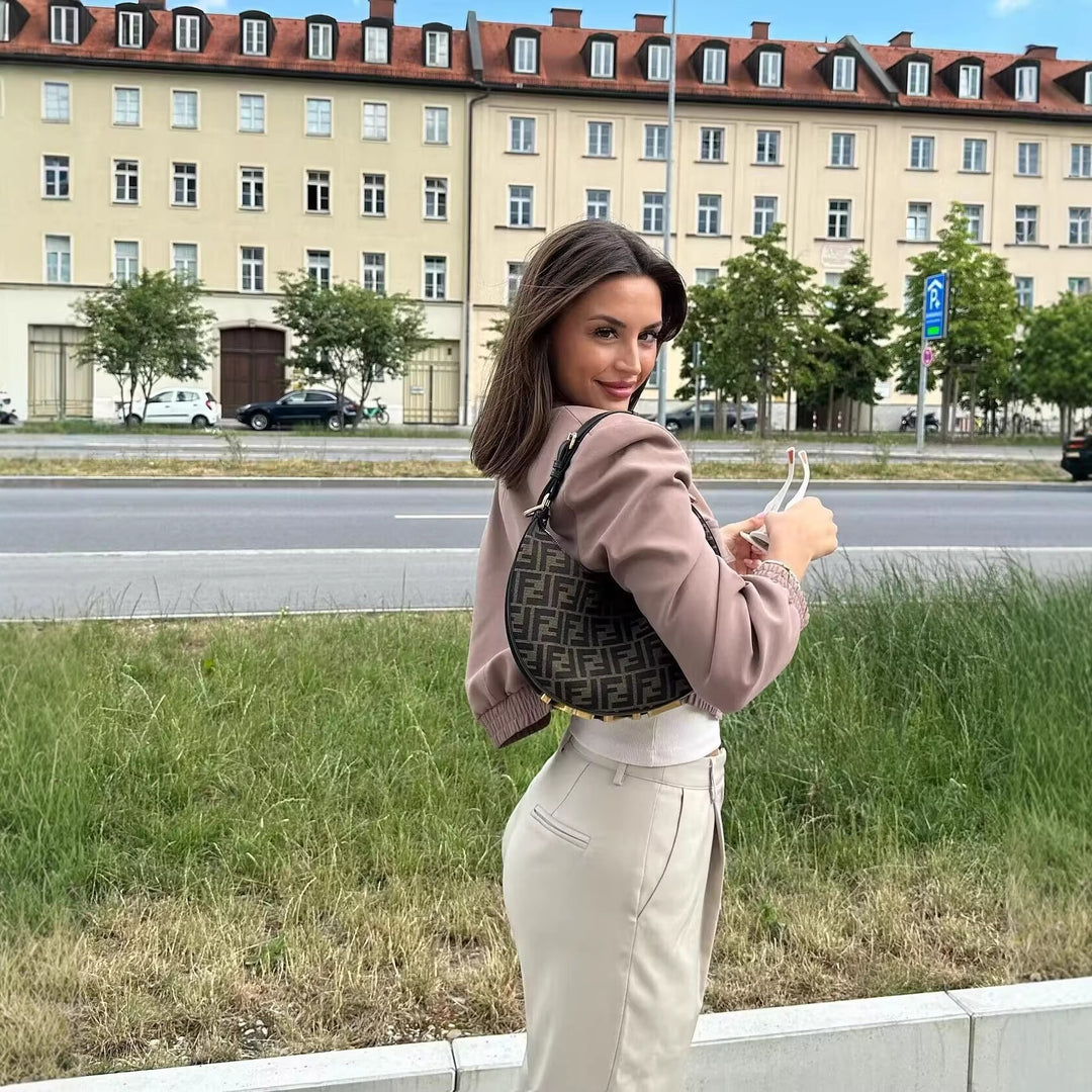 Damen Kurze Utility-Jacke mit Stehkragen, aufgesetzten Pattentaschen und Gummizugbund Echoarchiv