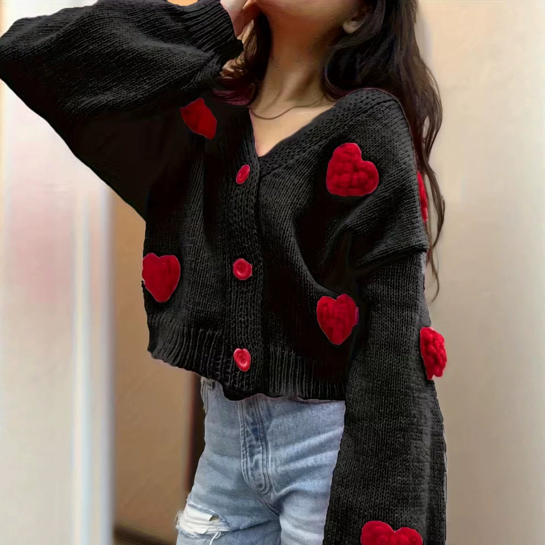 Damen Kurzgeschnittener V-Ausschnitt-Cardigan mit geprägten Herz-Applikationen und Schmuckknöpfen – Veloura