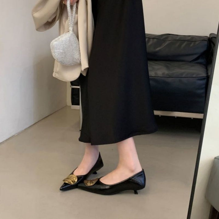 Damen Spitz zulaufende Metallic-Slipper mit dezentem Keilabsatz und appliziertem Deko‑Vamp – Lioré