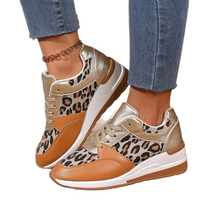 Damen stilvolle Plateau-Sneaker mit Leopardenmuster, gepolsterter Komfortinnensohle und glänzenden Einsätzen – Névara