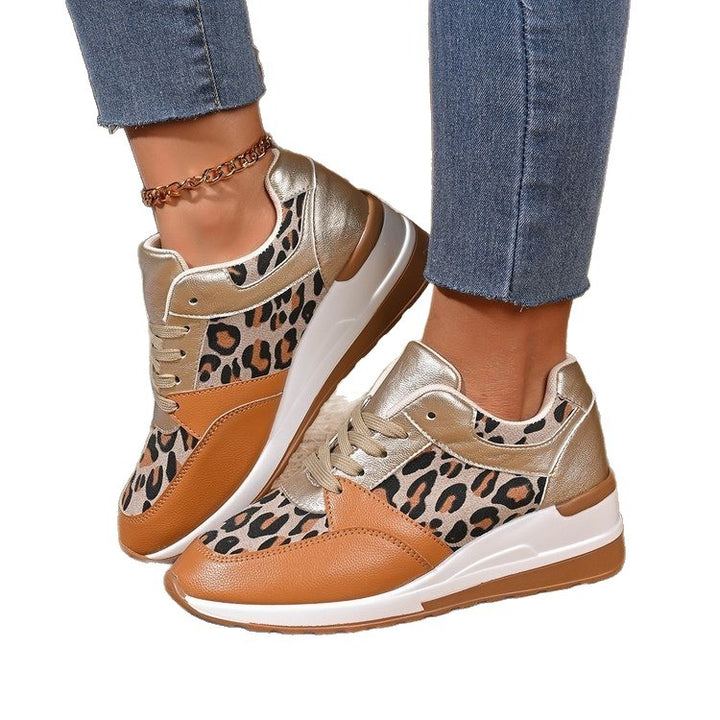 Damen stilvolle Plateau-Sneaker mit Leopardenmuster, gepolsterter Komfortinnensohle und glänzenden Einsätzen – Névara