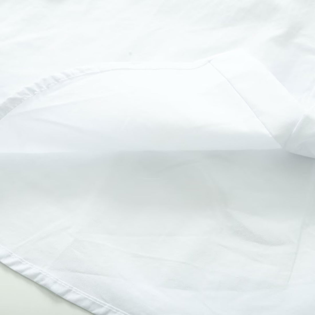 Damen Bluse mit übergroßem besticktem Bubikragen und Bindeschleife Echoarchiv