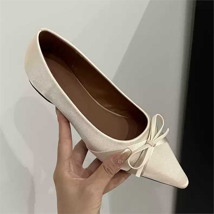 Damen Spitz zulaufende flache Ballerina mit Schleifen-Detail und gepolstertem Komfortfußbett – Lioré