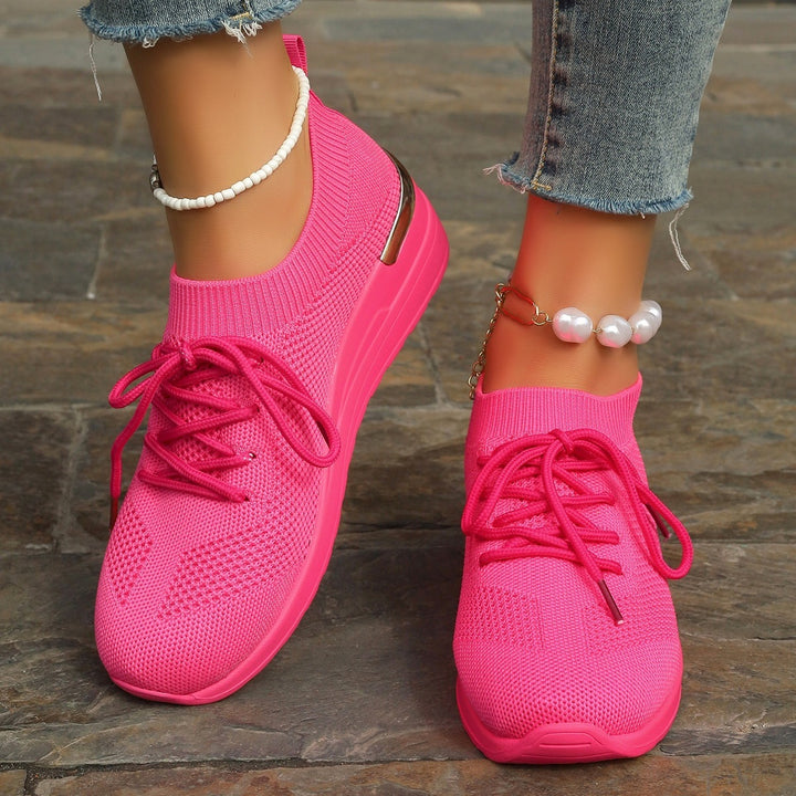 Damen Strick-Sneaker mit Keilsohle, sockenähnlichem Schaft und Metallic-Fersenakzent – Névara
