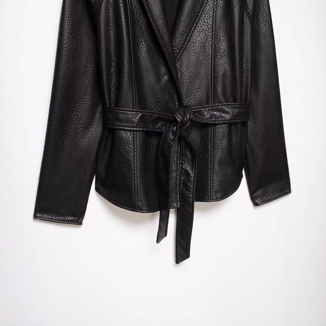 Damen Lederjacke in Lederoptik mit Bindegürtel und Schalkragen Echo Archiv