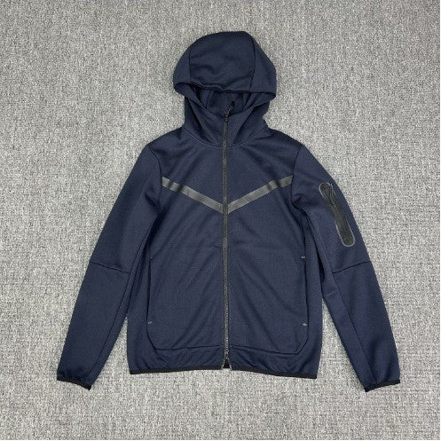 Herren sportliche Fleecejacke mit verstellbarem Kapuzenkragen und funktionalen Reißverschlusstaschen Echoarchiv
