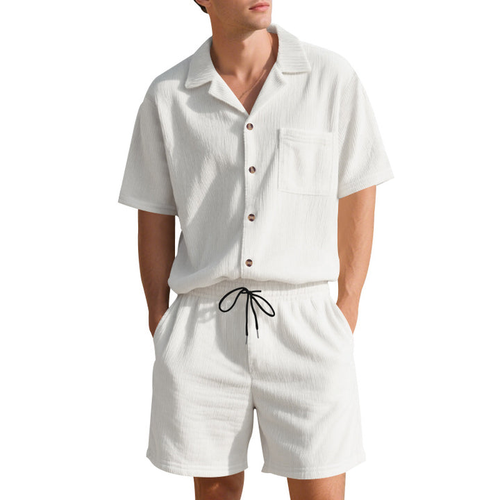 Herren lässiges Sommer-Outfit mit kurzärmeliger Hemdbluse und Shorts Echoarchiv