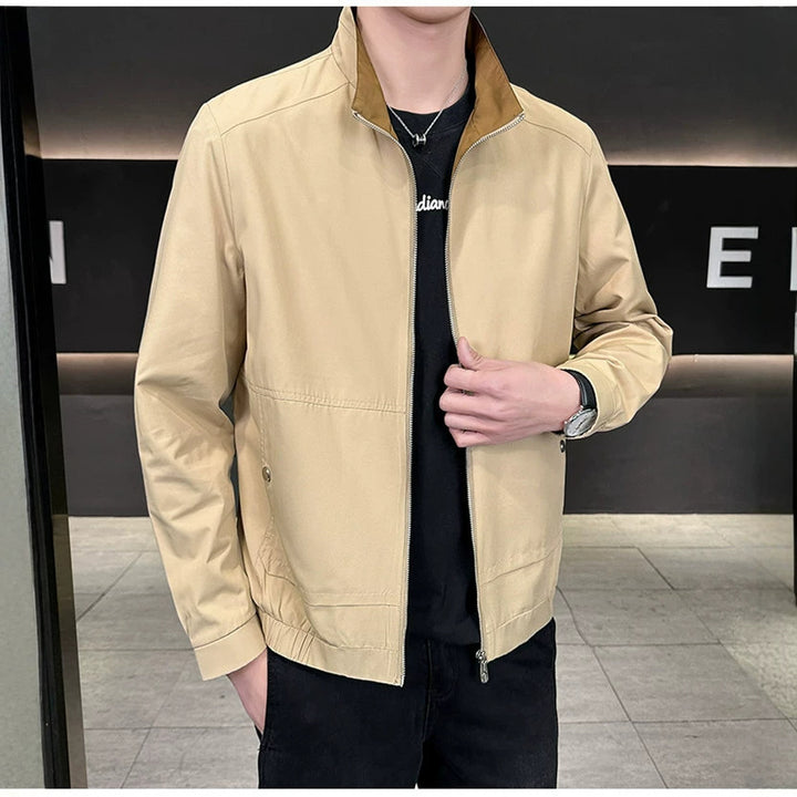Herren Minimalistische City-Zipjacke aus Mikrofaser mit Stehkragen, verdeckten Taschen und elastischem Saum Echoarchiv