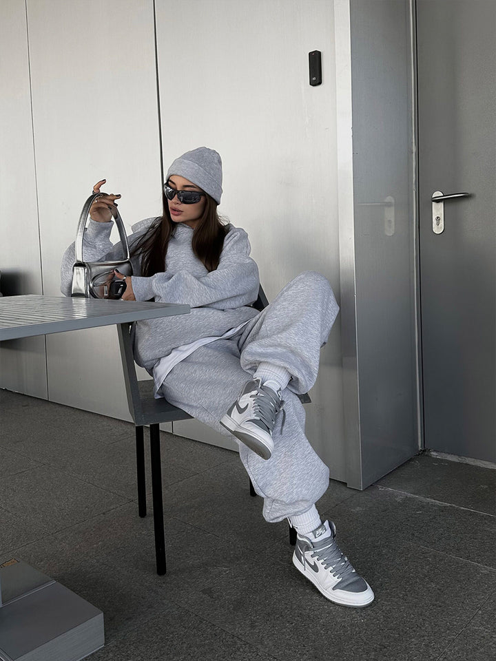 Damen urbanes Oversize-Lounge-Set mit Kapuzenpullover, locker geschnittener High-Waist-Jogginghose und passender Mütze – Auréline