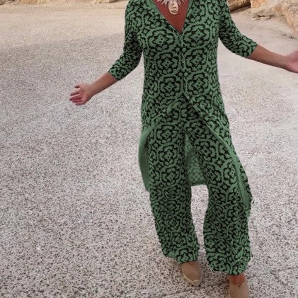Damen Freizeit Maxi Kleid in ornamentalem Druck mit V-Ausschnitt, 3/4-Ärmeln und zentralem Frontschlitz – Valéora